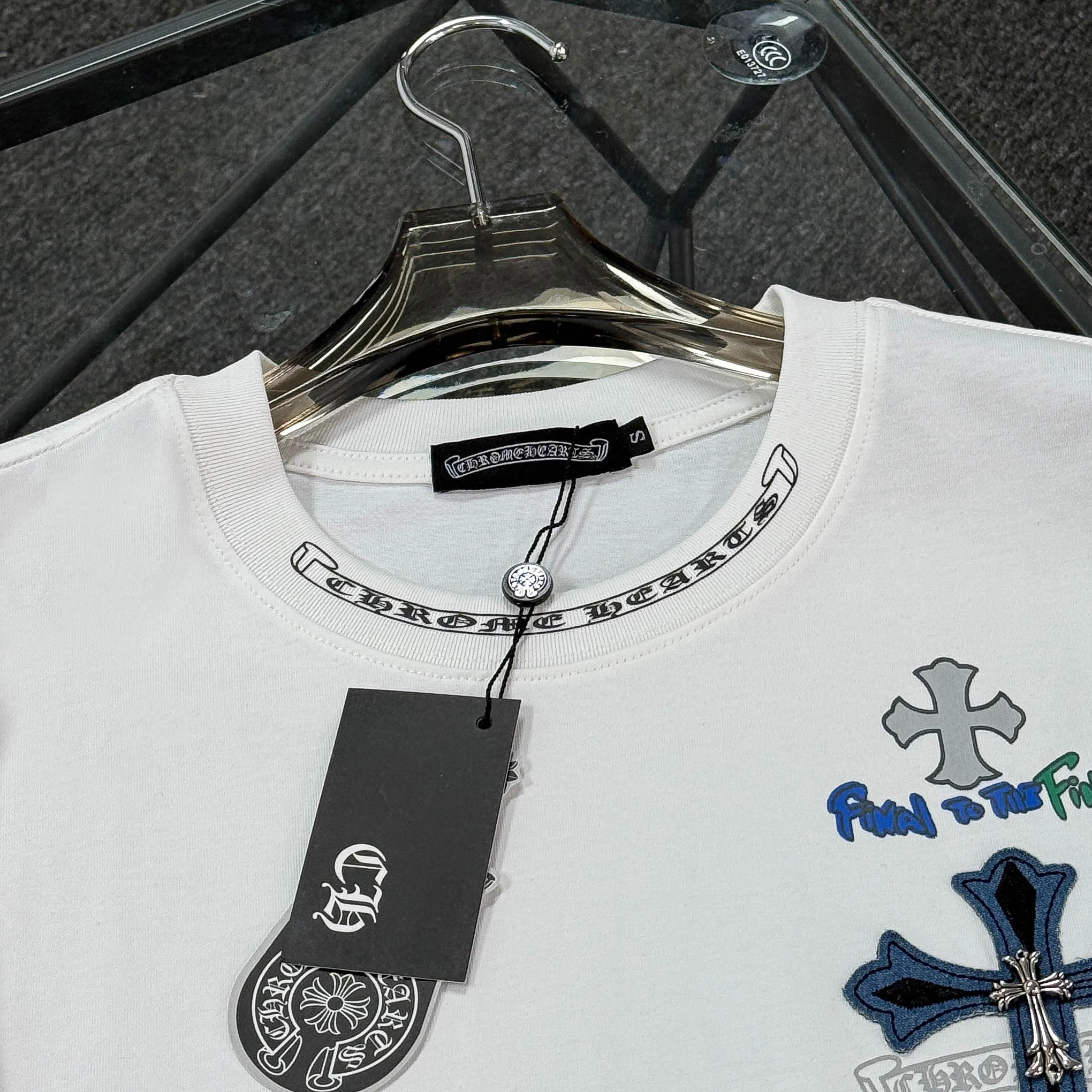 P180 Chrome hearts 25 high version fabrics made of 300 grams of high-density cotton, no deformation, no shrinkage, complete with three labels, same style for men and women, process; printing + denim patch embroidery process + original metal label Color: black white khaki SIZE: S-XL